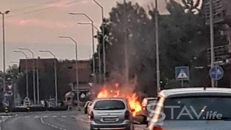 Gori automobil na Bulevaru Nikole Pašića