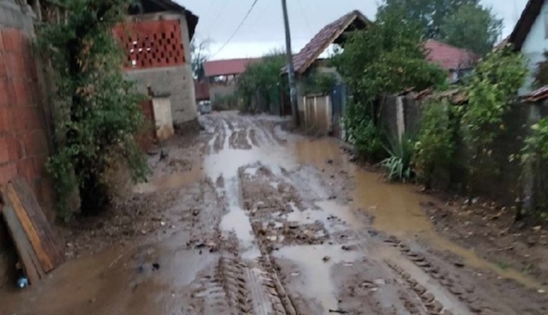 U Vlasu od blata ne mogu na ulice