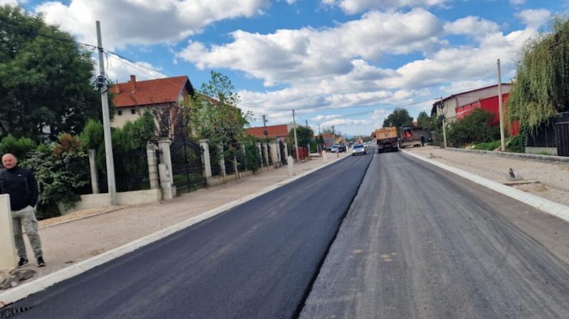 Ugrađuje se drugi sloj asfalata u ulici Radeta Žunića