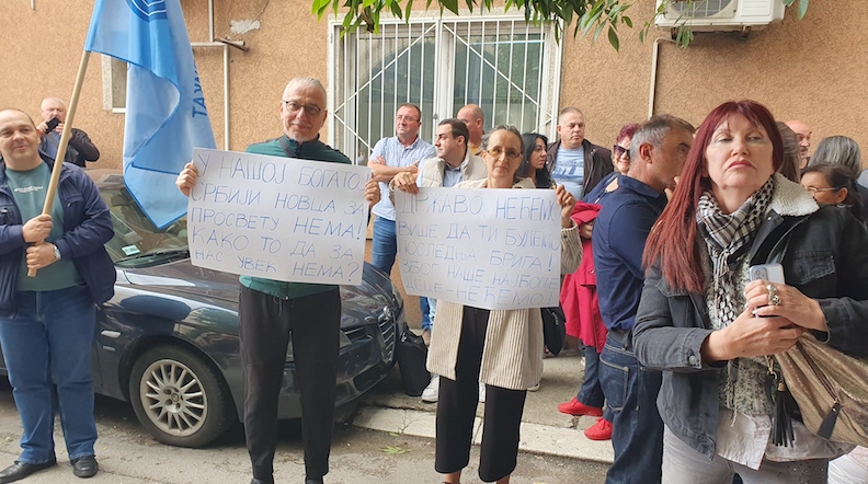 I u Leskovcu protest prosvetara – Bitna nam je bezbednost dece i da se ne pravi jaz među zaposlenima u školama (video)