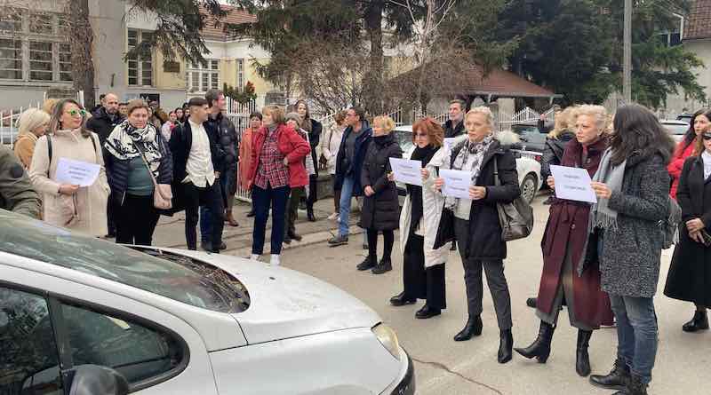 Vređali profesore Muzičke škole na blokadi (video)