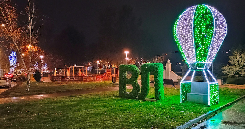 Postavljena novogodišnja dekoracija u Vlasotincu