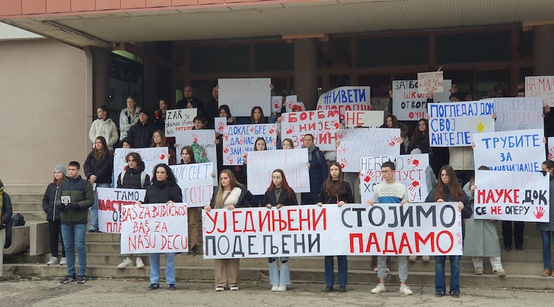 Leskovački Gimnazijalci će sutra sa profesorima održati javni čas u dvorištu škole,pozivaju i građane