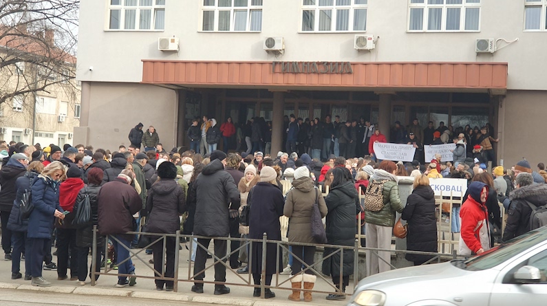 Protest profesora i učenika – Umesto javnog časa, obilazak škole (video)