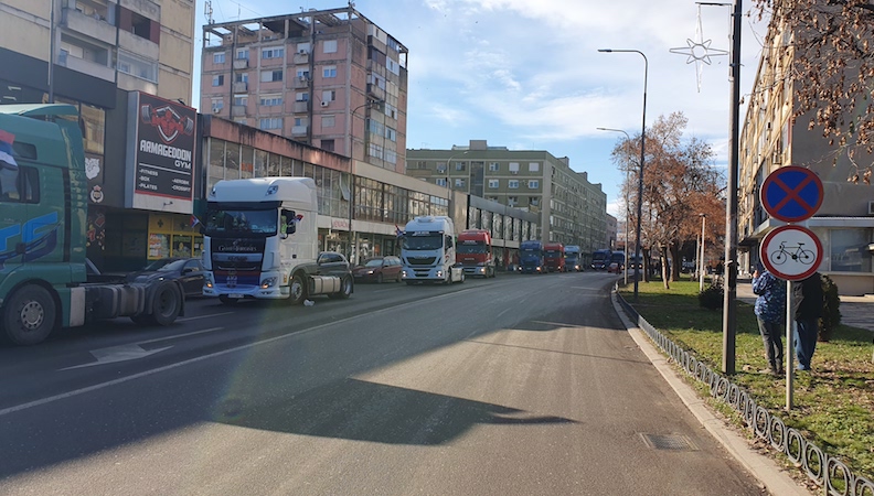 Božićna vožnja kamiona kroz Leskovac