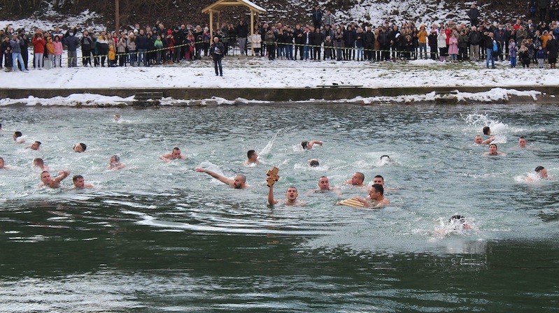 20 godina od organizovanja prvog plivanja za Časni krst u jezeru u Vlasotincu