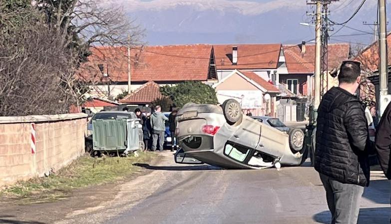 Od siline udarca automobil se prevrnuo, sreća nema povređenih