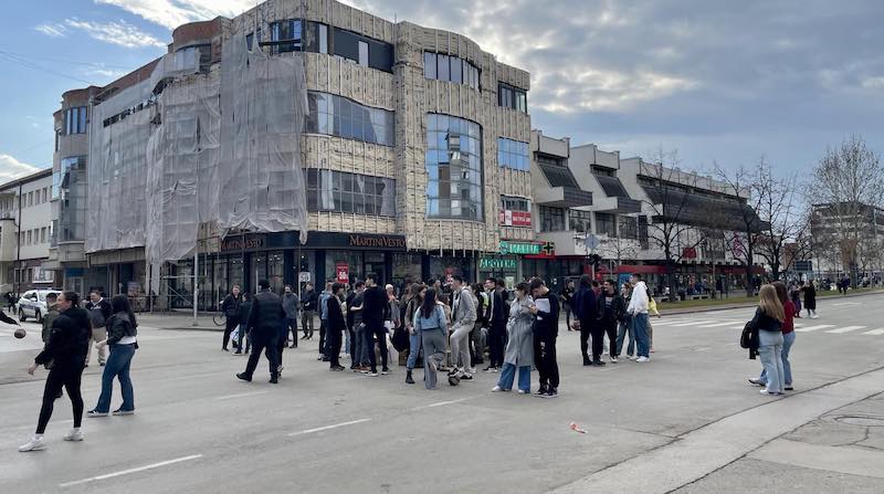 Srednjoškolci blokirali deo Bulevara oslobođenja u Leskovcu