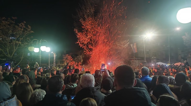 Paljenjem badnjaka obeležno Badnje veče