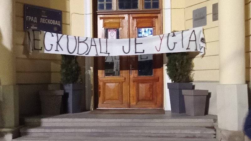 Gimnazijalci transparent „Leskovac je ustao“ ostavili na ulaz u Skupštinu grada