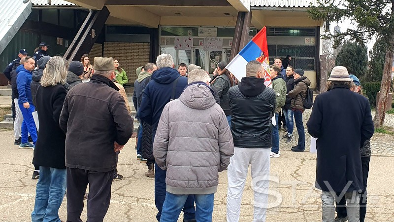 Roditelji dece iz Trgovačke škole traže suspenziju profesora koji im preti (video)