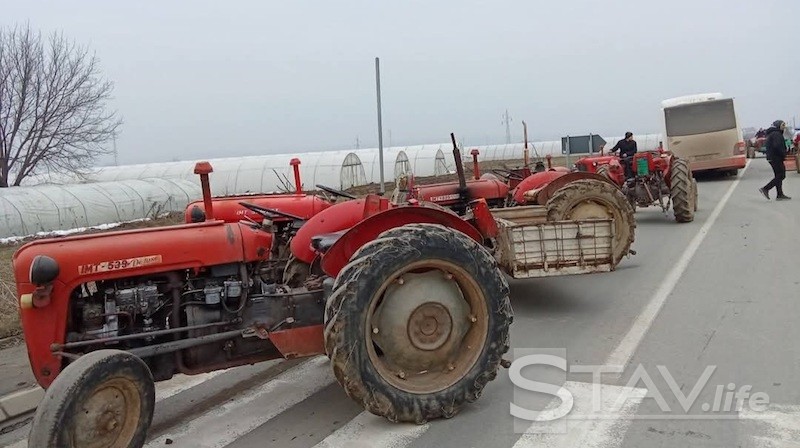 Traktorima blokiran put Leskovac – Vlasotince