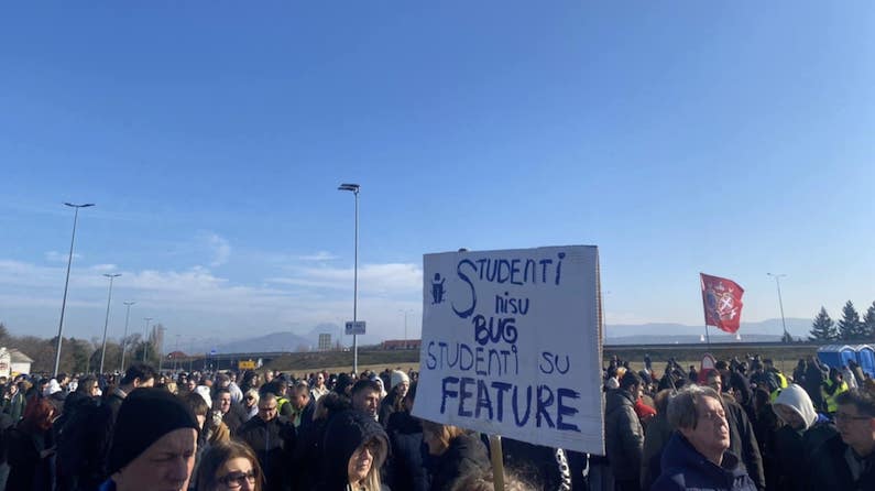 Studenti iz Niša blokirali naplatnu rampu Niš-sever