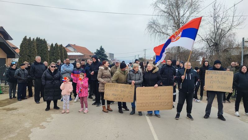 Meštani Ohridskog naselja u Leskovcu blokirali put ka Vučju, traže rešenje infrastrukturnih problema