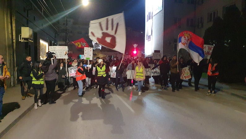 Ćutanje i protestna šetnja i večeras u Leskovcu