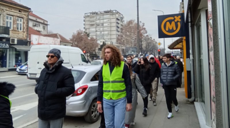 Studenti iz Leskovca krenuli pešaka u Bošnjace na proteste