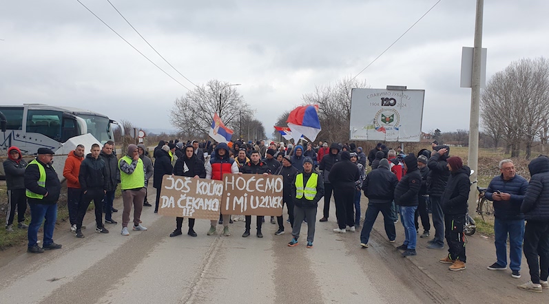 Vinarčani blokirali stari auto-put zbog problema sa kanalizacijom (video)