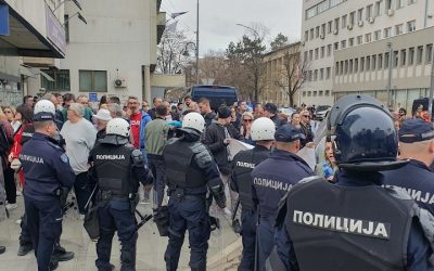 Uhapšen profesor Dejan Stanišić na protestu ispred Narodnog pozorišta u Leskovcu