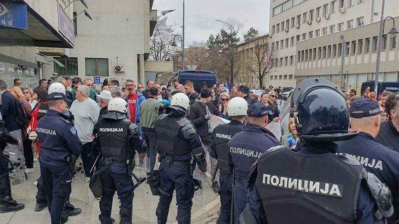 Uhapšen profesor Dejan Stanišić na protestu ispred Narodnog pozorišta u Leskovcu