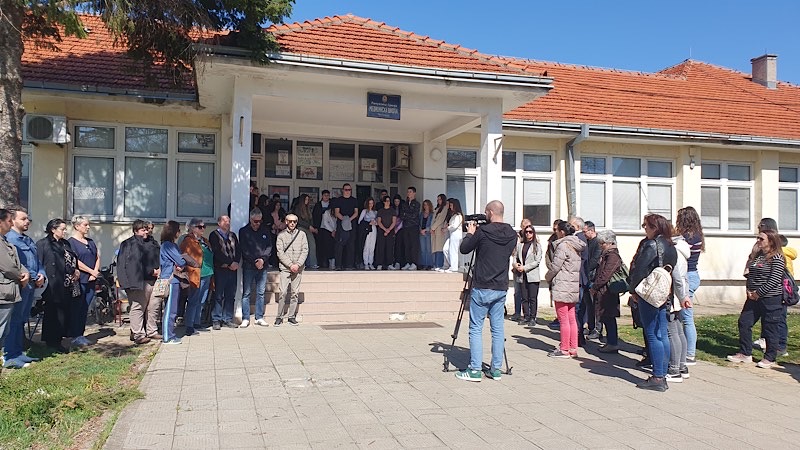 Deo prosvetnih radnika i studenata pružili podršku učenicima Medicinske škole