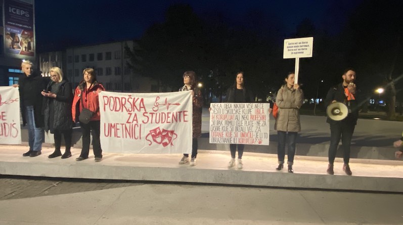 Prosvetari večeras poručili: Ako ti je stalo podigni glas, ako želiš slobodu nemoj ćutati, ako želiš pravdu budi ovde sa nama (video)