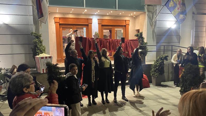 Deo glumačkog ansambla podržao proteste ispred Narodnog pozorišta