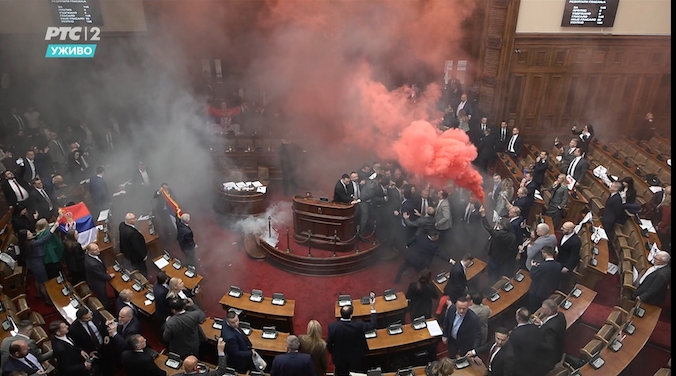 U Skupštini Srbije nakon baklji, dima i tuče, nastavljena sednica