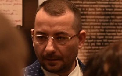 Savetnik predsednika opštine Lebane u Pionirskom parku, predstavlja se kao student
