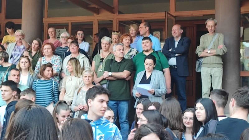 Deo nastavnika, učenika i roditelja nezadovoljan zbog nezakonitog postupanja direktorke Gimnazije Leskovac