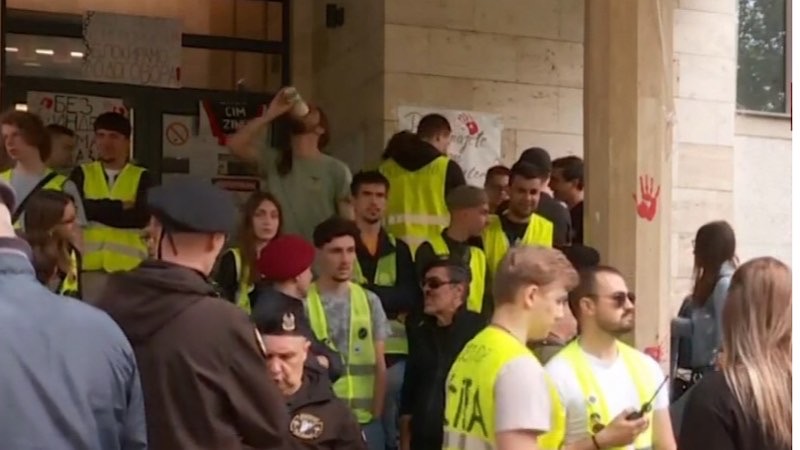 Studenti Medicinskog fakulteta u Nišu protestuju zbog najave dekana o postupcima prema njima