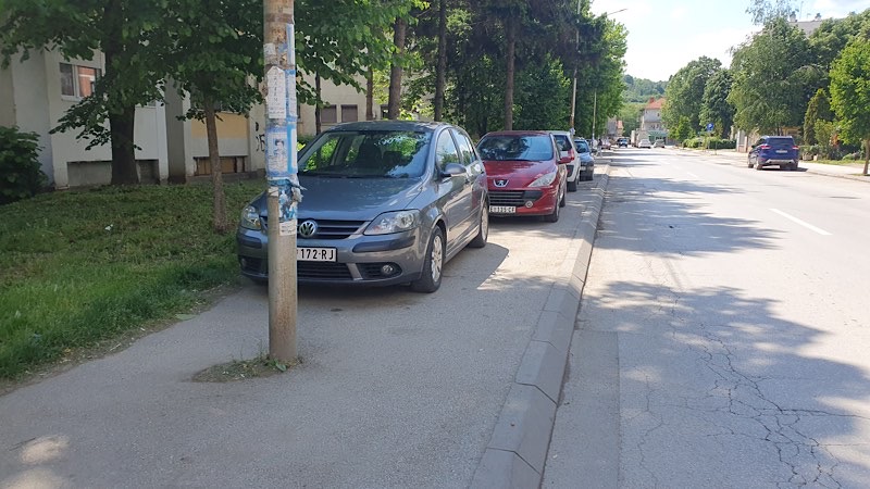 Gde je pauk? Kolica sa bebama po kolovozu