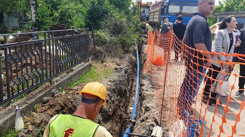 Radi se nova vodovodna mreža u jednoj ulici u Bobištu