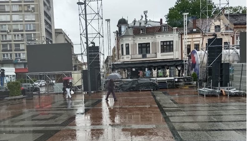 U Nišu počinje Svenarodni sabor SNS-a, Opština Medijana uklanja binu jer je bespravno postavljena
