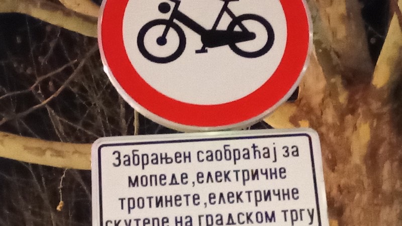 Klinci i dalje divljaju motorima po trgu, za njih niko nije nadležan