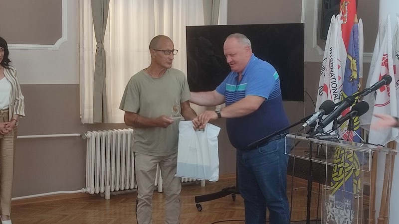 Cvetko Đikić 100 puta dao krv, uručena priznanja i ostalim davaocima