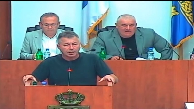 Stojanović i na današnjoj sednici tražio oduzimanje titule počasnog građanina Aleksandru Vučiću, većina odbila