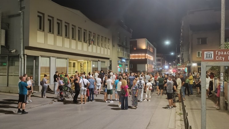 Blokade sinoć i u Leskovcu i Nišu, najavljene i za danas