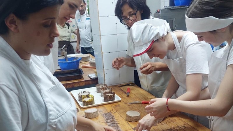 Torte i kolači pripremljeni za završni ispit podeljeni humanitarnim ustanovama