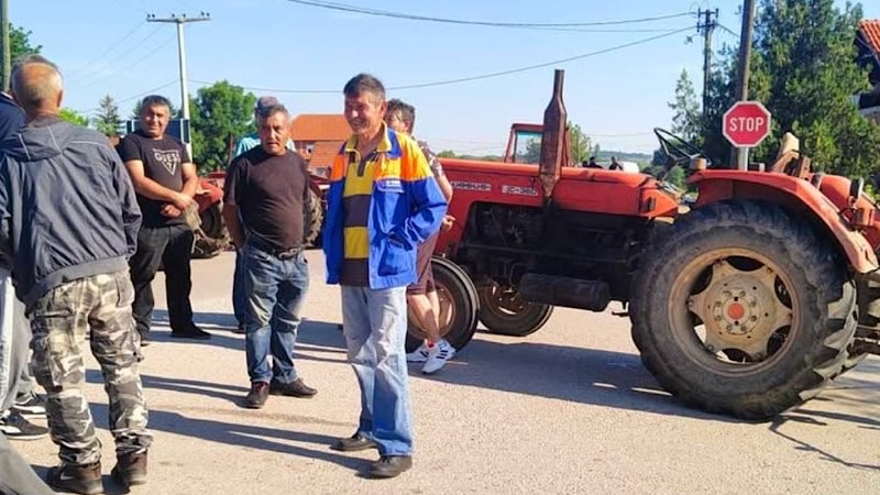 Blokada puta Bojnik-Brestovac, razlog neuređeni atarski i seoski putevi i voda