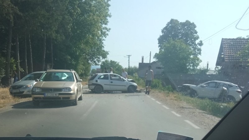 Povređeno trogodišnje dete u lančanom sudaru kod Strojkovca