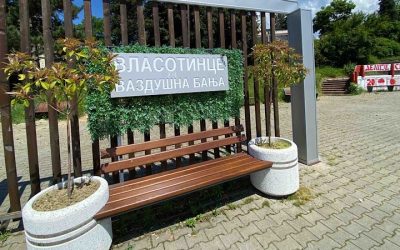 U Vlasotincu nove klup, žardinjere, i kante