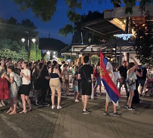 „Protiv uroka“ razvijena crvena traka na blokiranoj raskrsnici
