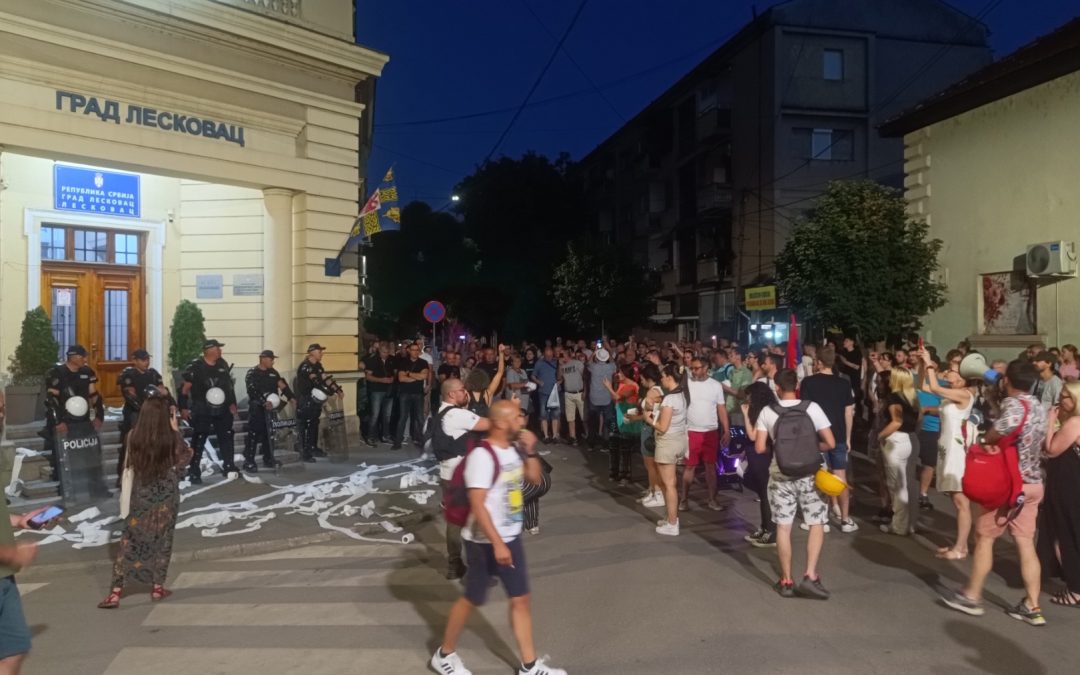 Toalet papirom na sedište grada, SPS i SNS