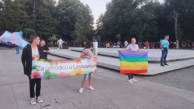 Prajd karavan u Leskovcu obezbeđivale jake policijske snage, vernici ih terali tamjanom