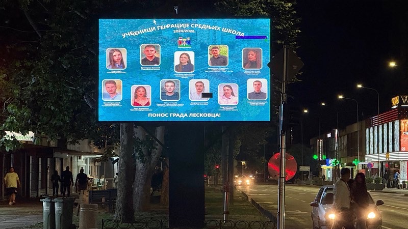 Učenici generacije 2024/2025. zasluženo na bilbordima u Leskovcu
