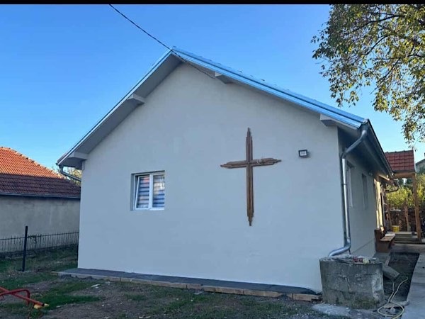 U dvorištu romske crkve napao decu i vređao vernike
