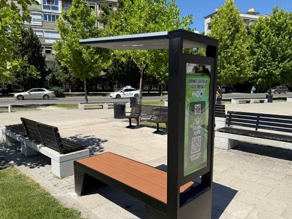 Postavljeno pet snart solarnih klupa u Leskovcu
