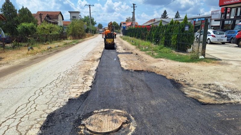 Izvode se radovi na kolovozu u MZ Donja Jajina