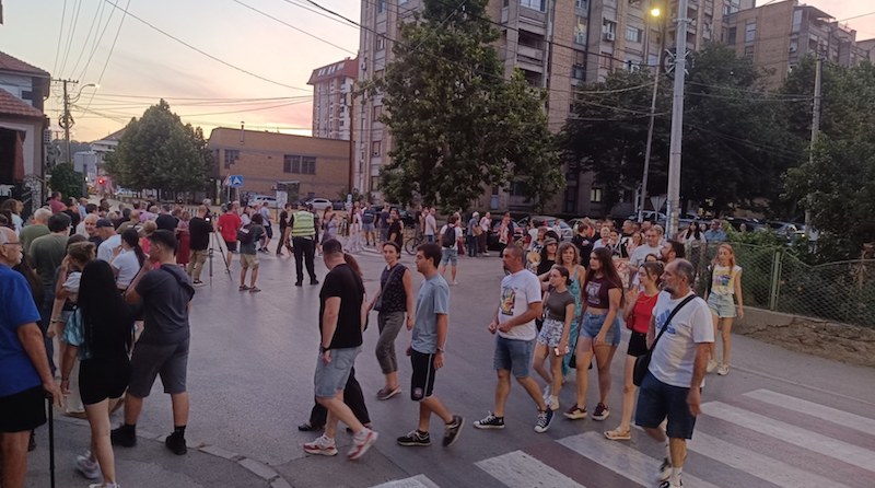 Šetnja, blokada pešačkih prelaza i raskrsnica u Leskovcu (video)