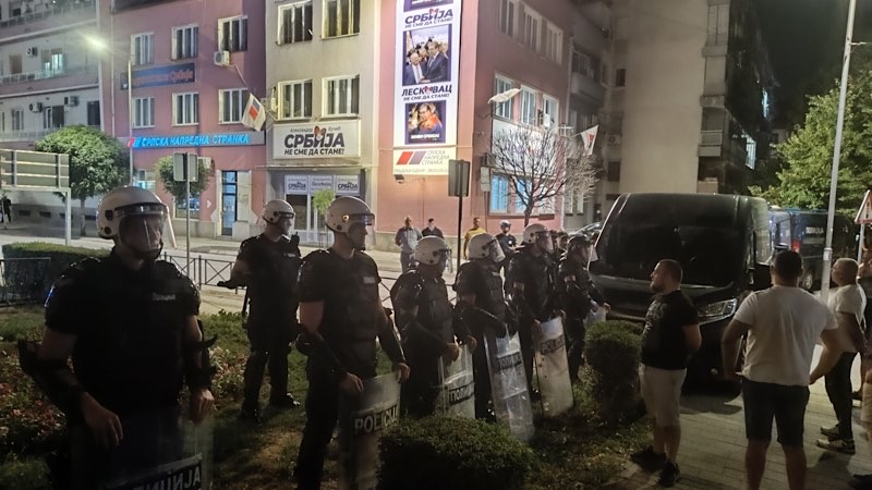 Sedište SNS-a, zgradu policije i sedište grada čuva policija